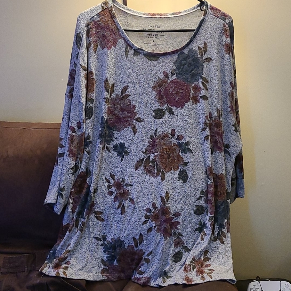 Torrid size 4 super soft blouse